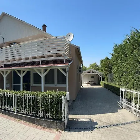Nyaraló Tópart C